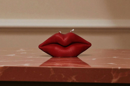 Sculpted Face Lips Candle 1/4x5 1/4in - Valentines: Red / Rose Petals