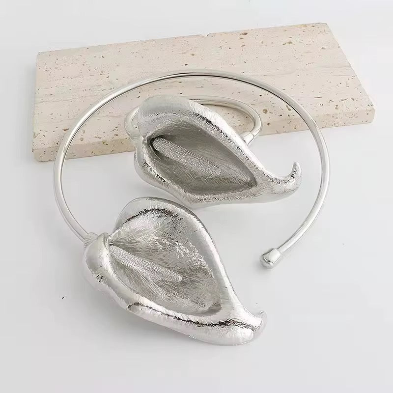Sculptural Calla Lily Statement Choker Necklace – Gold & Silver