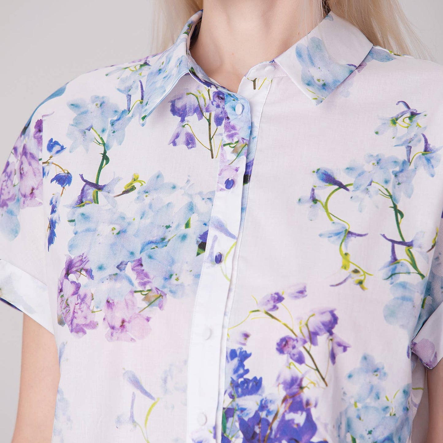 Short-sleeve shirt with macro floral print