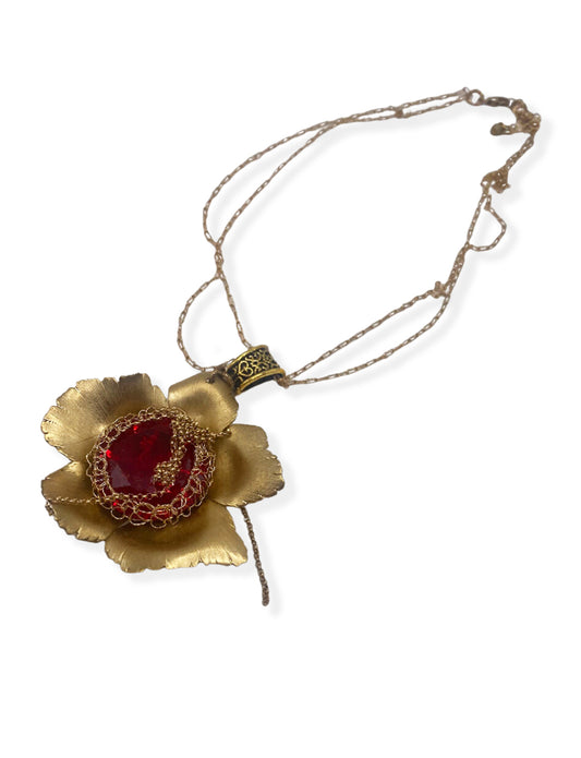 Flower necklace w red stone