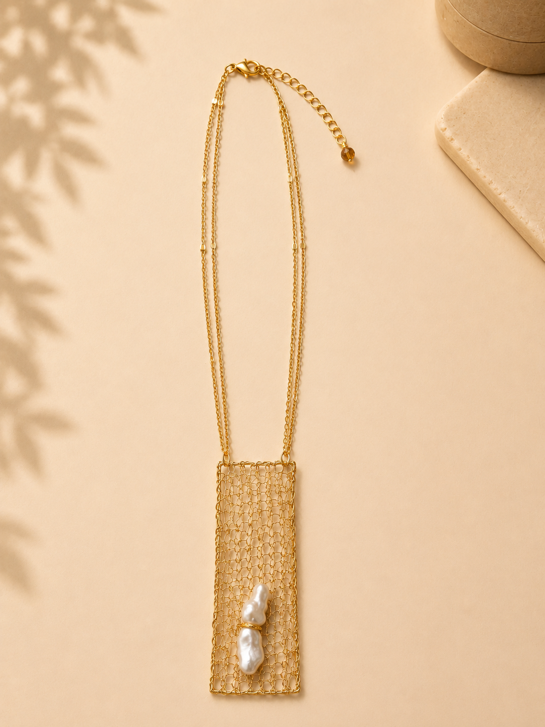 Modern Pearl Golden Mesh Pendant Necklace