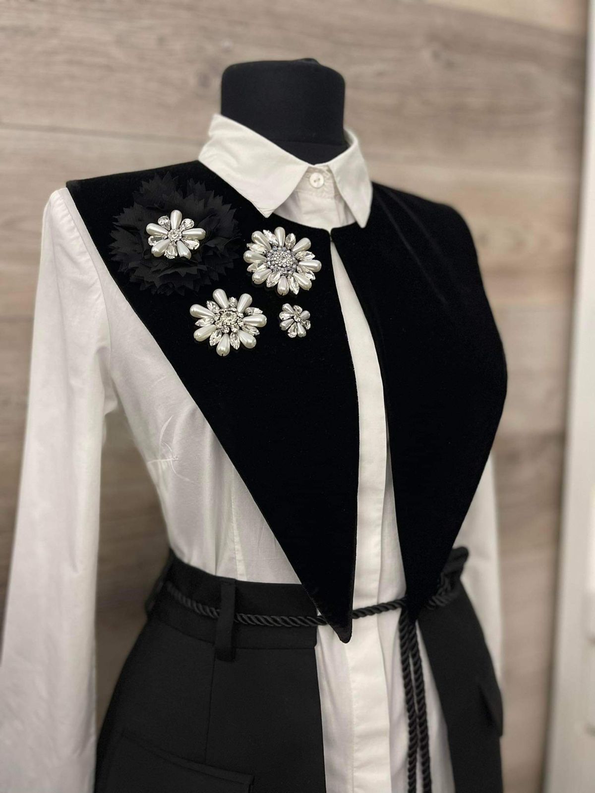 Black Collar with Pearls