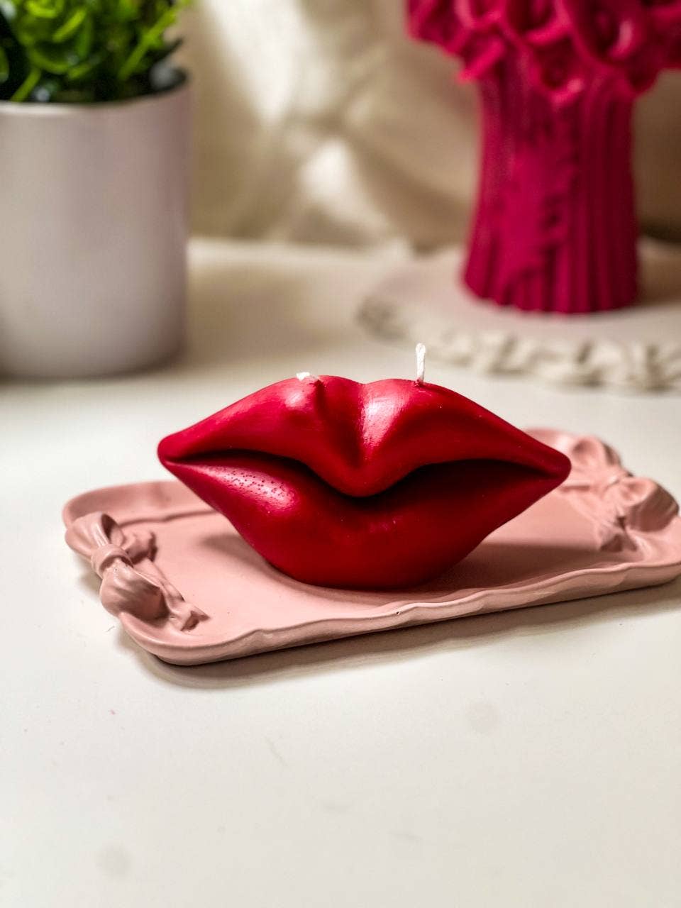 Sculpted Face Lips Candle 1/4x5 1/4in - Valentines: Red / Rose Petals