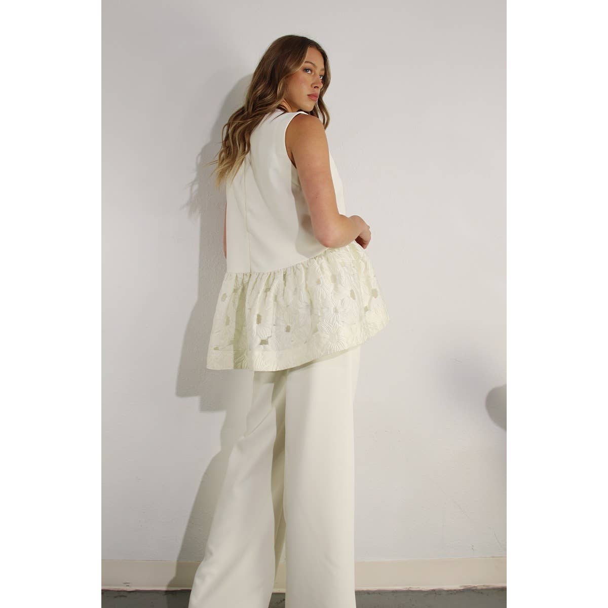 CROCHET LACE RUFFLE TOP AND PANTS SET: OFF WHITE