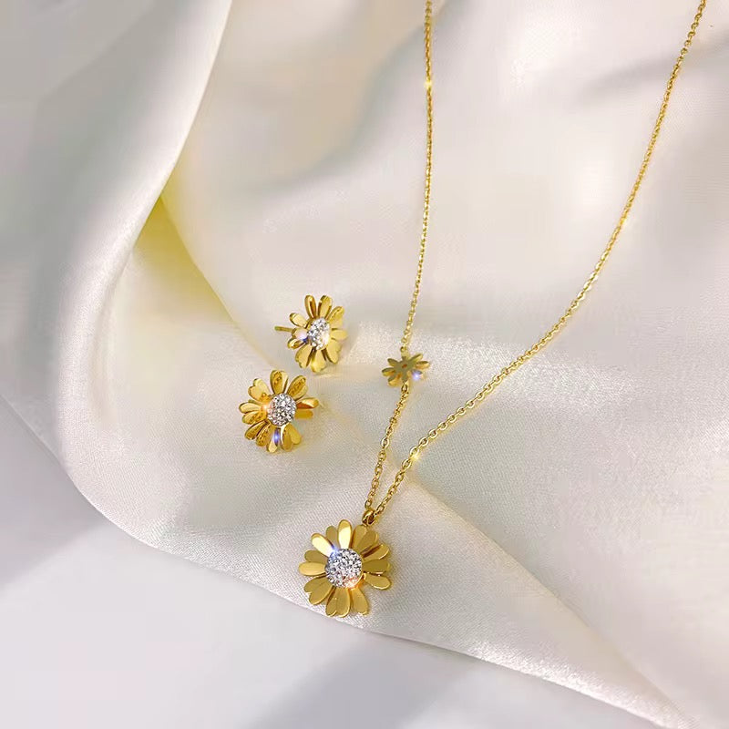 Gold Diamond Daisy Necklace