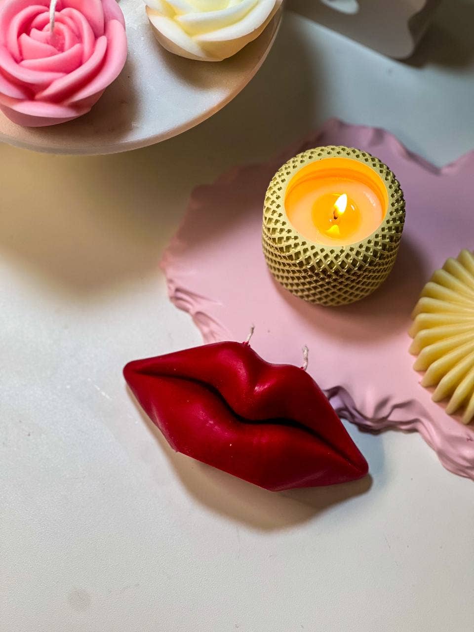 Sculpted Face Lips Candle 1/4x5 1/4in - Valentines: Red / Rose Petals