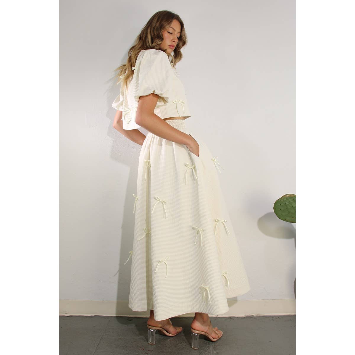 BOW EMBLLISHED TEXTURED TOP AND SKIRTS SET: OFF WHITE