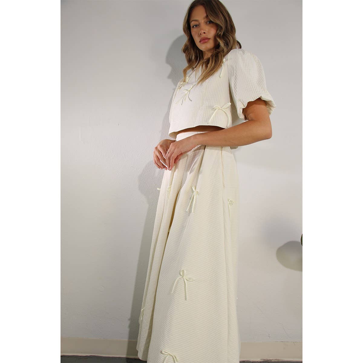 BOW EMBLLISHED TEXTURED TOP AND SKIRTS SET: OFF WHITE